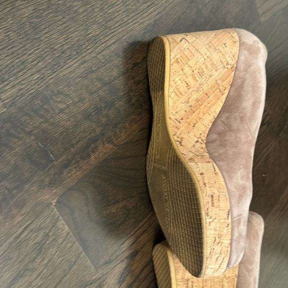 Stuart Weitzman Anna suede wedges in Haze size 8.5. - Picture 6 of 9
